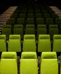 Rækker af grønne sæder i Syddansk Musikkonservatorium
