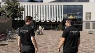 to medarbejdere som går mod ODEONs hovedindgang