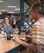 Kvinder spiser mad i Café ODEON Social