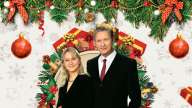 Anders Blichfeldt og Alma Blichfeldt med gaver og julekugler i baggunden