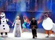 Elsa, Anna, Olaf og Svend på en scene