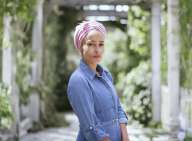 Zadie Smith står i en have