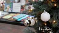 Julekugler på juletræ