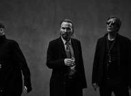 Bandet Sort Sol på mørk baggrund