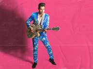 Sanger Frankie Moreno med guitar og lyserød baggrund