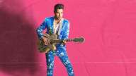 Sanger Frankie Moreno med guitar og lyserød baggrund