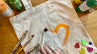 Mulepose med et orangehjerte i café ODEON Social
