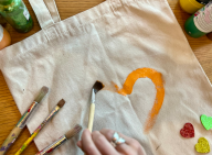 Mulepose med et orangehjerte i café ODEON Social