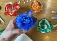 Blå papirblomst i plastikkop i café ODEON Social