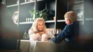 Par griner sammen i Restaurants Schiøtz i ODEON